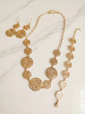 Conjunto de Joyería "Grecas Doradas" (Collar, Pendientes y Pulsera)