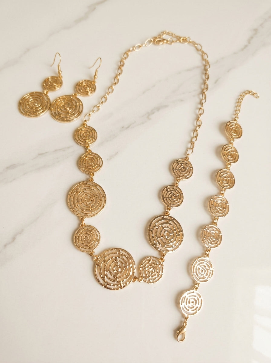 Conjunto de Joyería "Grecas Doradas" (Collar, Pendientes y Pulsera)