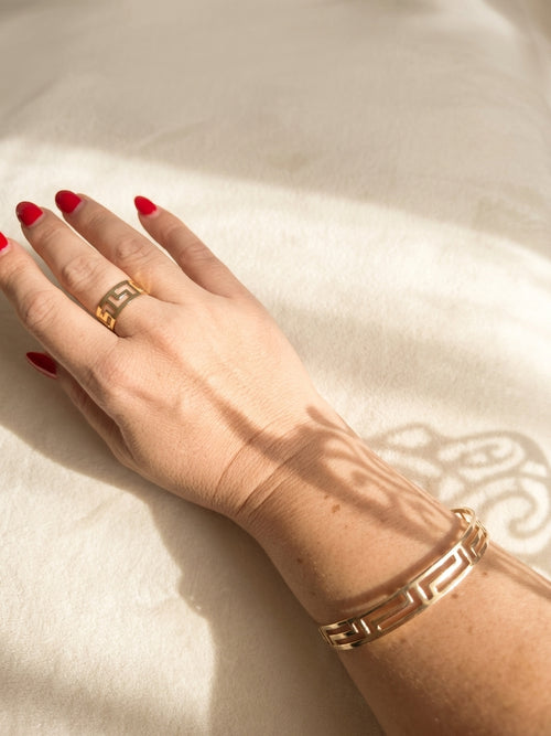 Conjunto Brazalete y Anillo Grecas Doradas | Elevya Collection