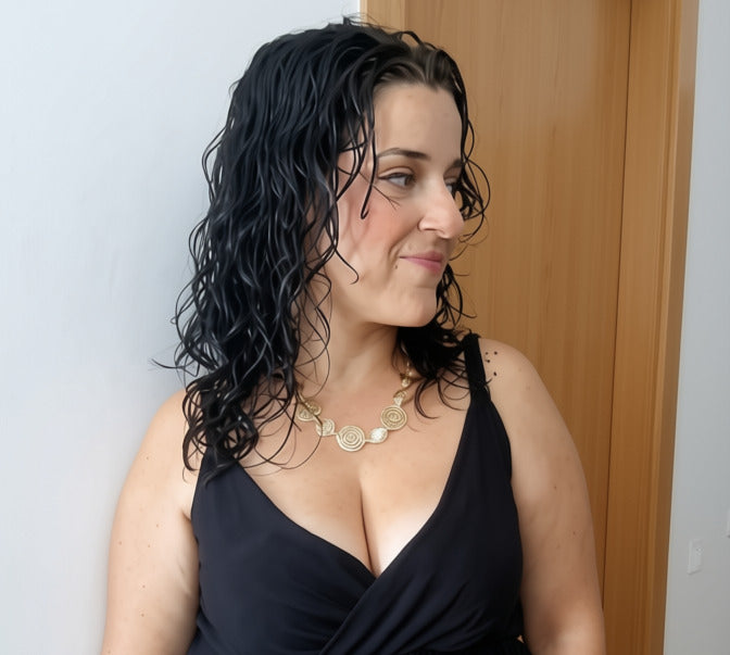 Conjunto de Joyería "Grecas Doradas" (Collar, Pendientes y Pulsera)